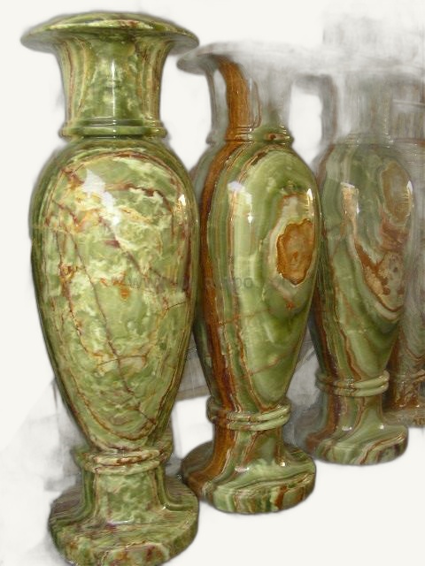 Big green Pakistani onyx vase, handcrafted by Pak Expo in Karachi